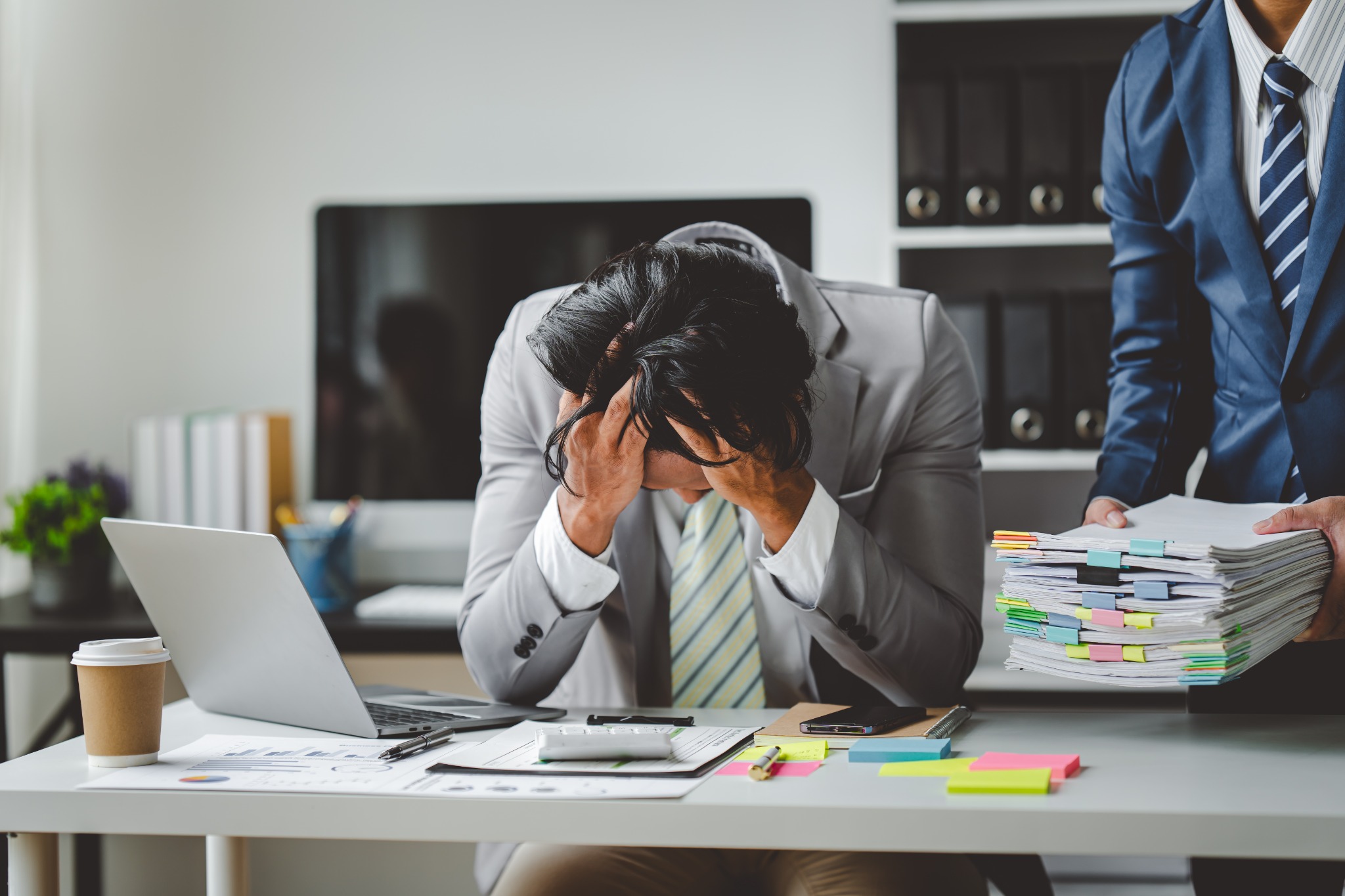 Professionnel face à une importante charge administrative